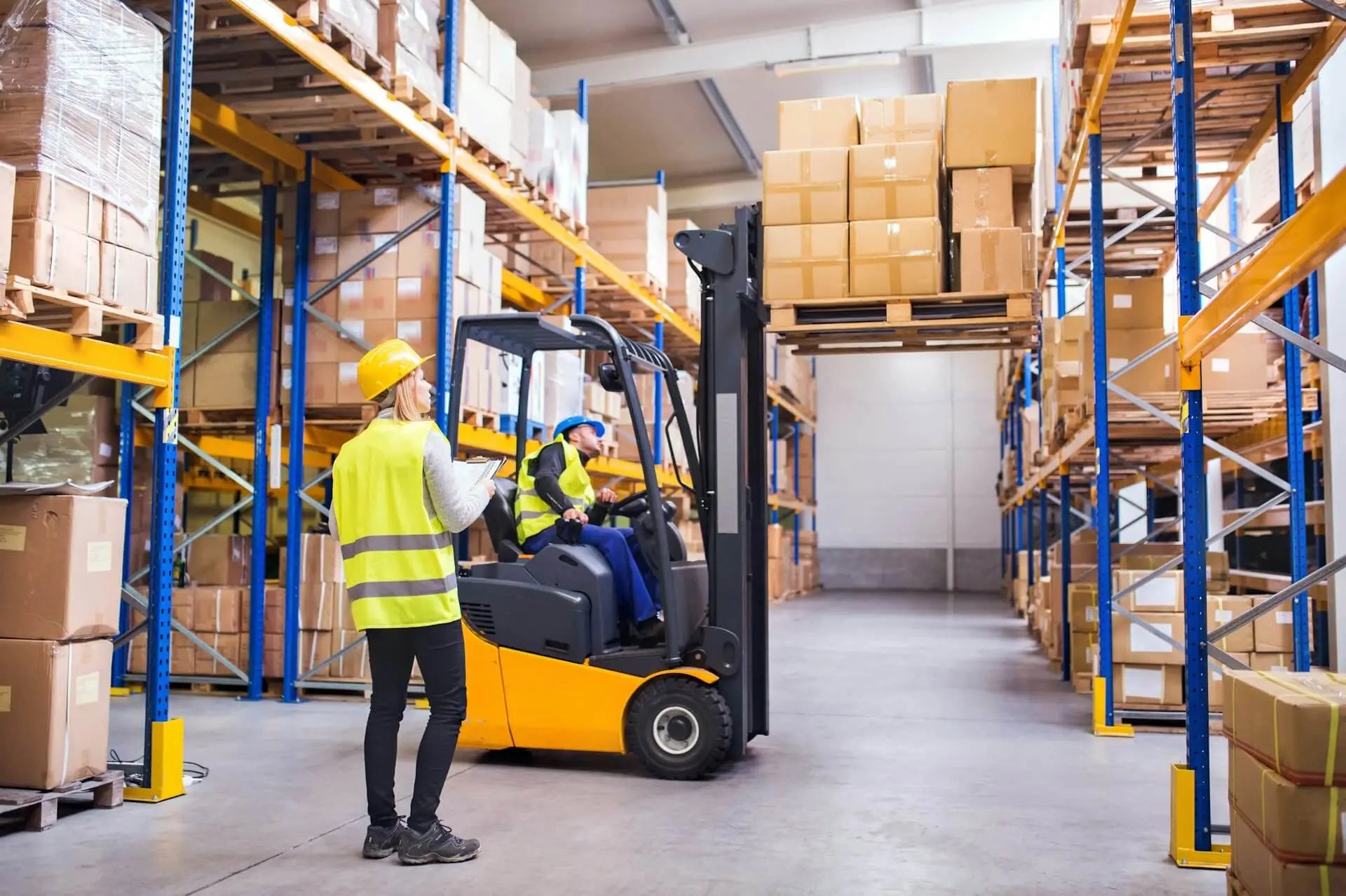 Glunderende bedrijfseigenaar bespreekt logistiek